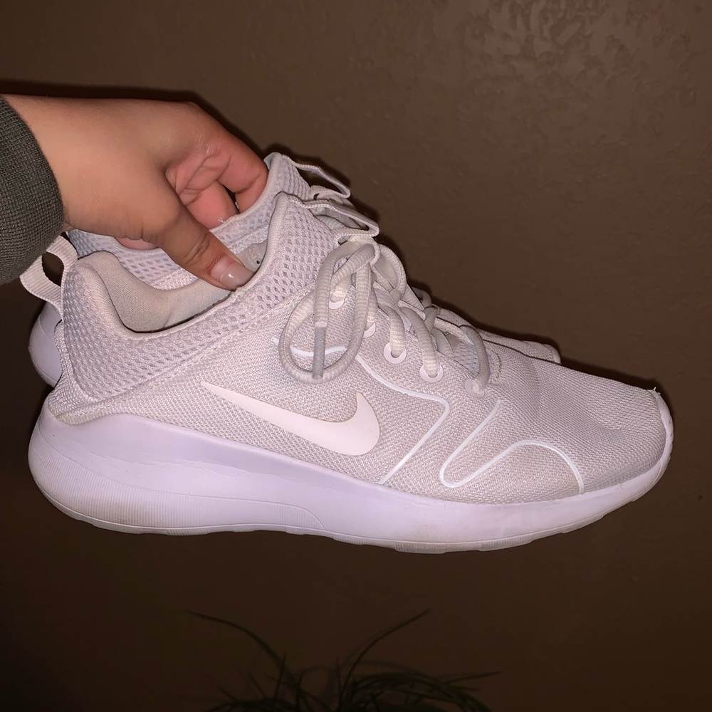 ♡ White Nike shoes ♡